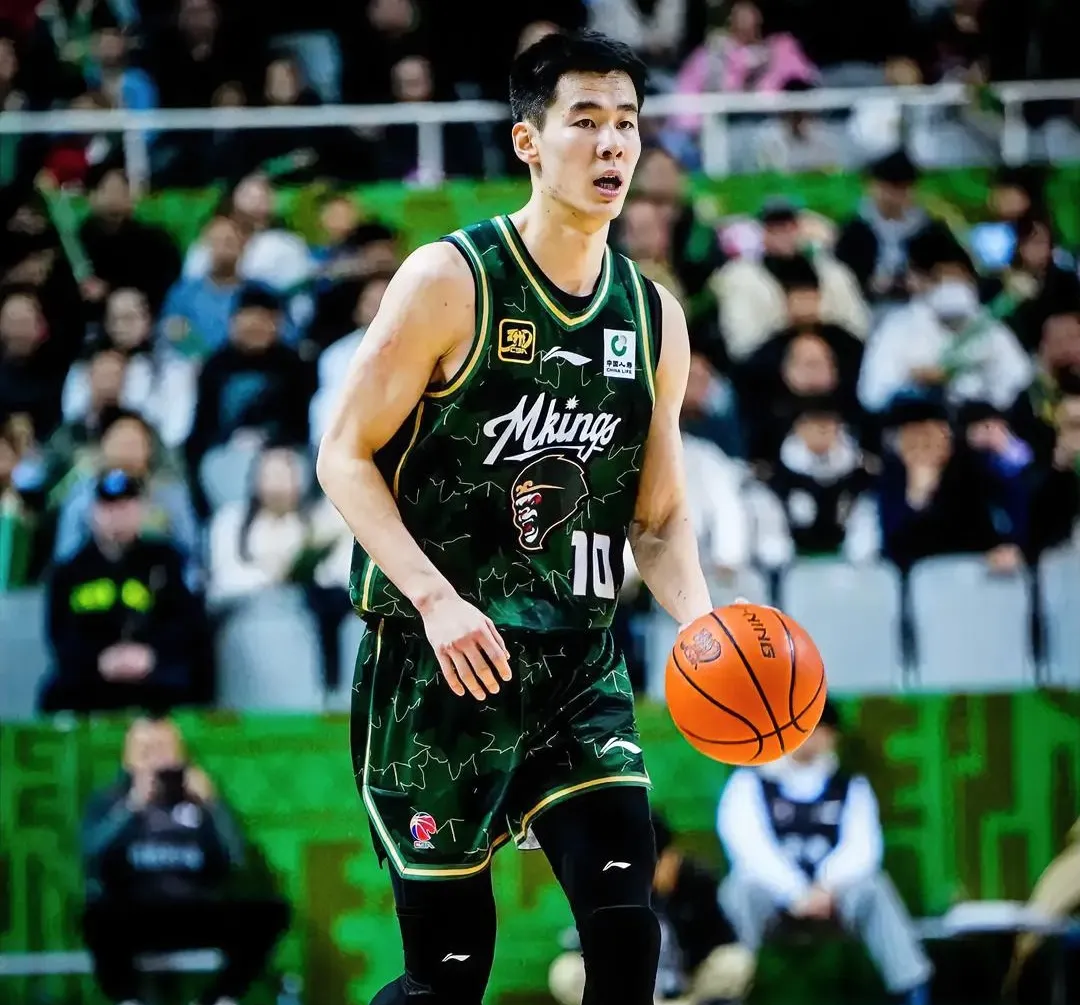 清晨CBA季后赛传出新动向；上海申花迎来里程碑；管理层表态——质疑声仍在；心理建设被强调的简单介绍